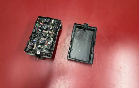 Chrysler Pacifica Fuse module 68338722AA