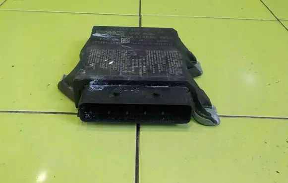 Volkswagen PASSAT B8 Airbag control unit/module 225894356