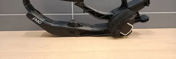 Mercedes-Benz E W211 Accelerator throttle pedal A2033000104 0705021