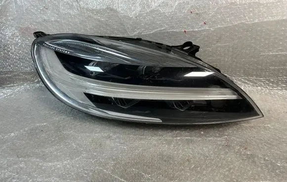 Volvo V40 Headlight/headlamp 31677023