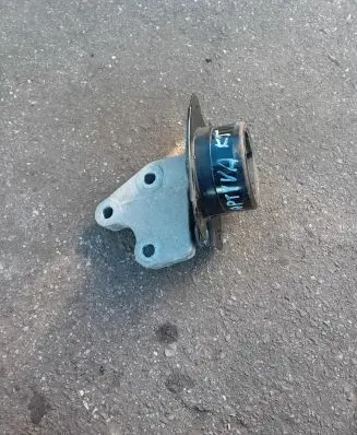 Chevrolet Captiva Engine mount bracket X04135