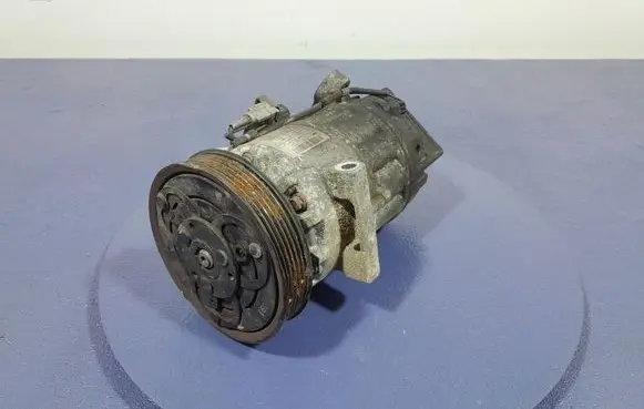 Renault Clio I Air conditioning (A/C) compressor (pump) 926002352R