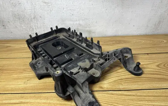 Volkswagen Golf VI Battery tray 1KM915333