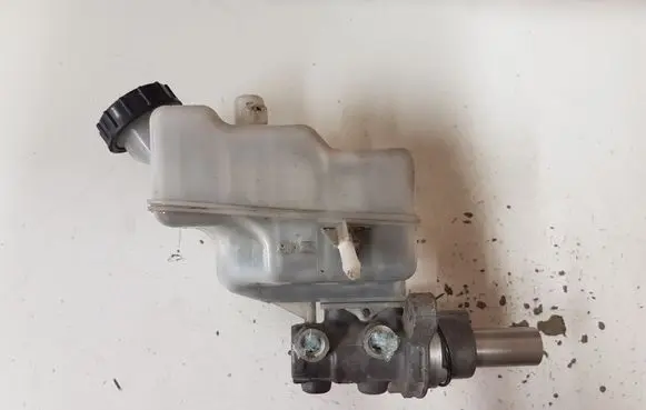 Brake fluid reservoir
