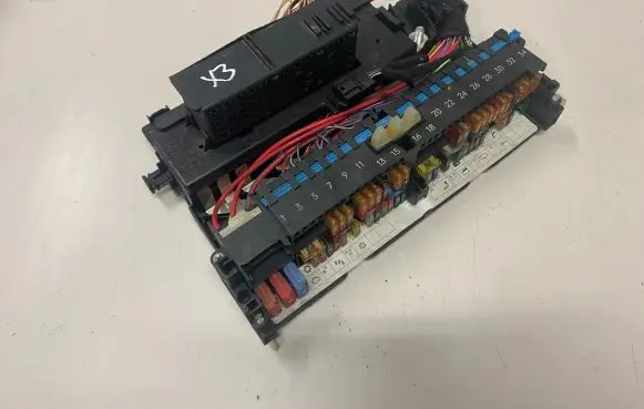 BMW X3 E83 Fuse module TPE83 0079669368