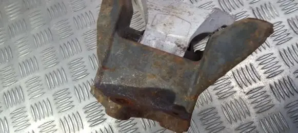 Honda CR-V Engine mounting bracket