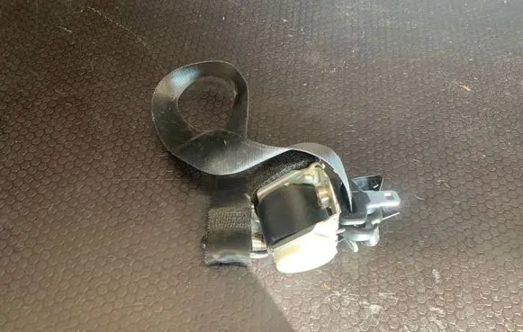 Ford Galaxy Rear seatbelt 33027811