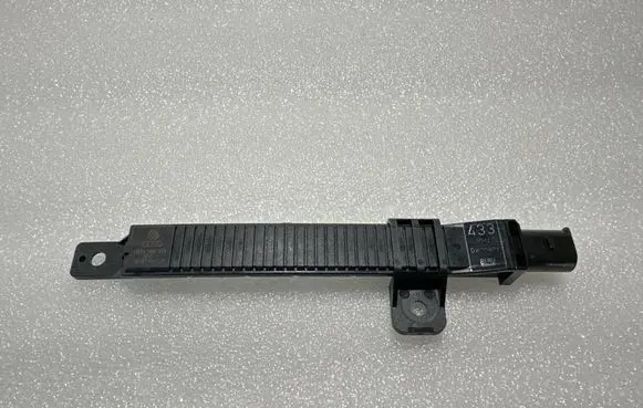 Audi A8 S8 D2 4D Radio antenna 4D0907277 010801