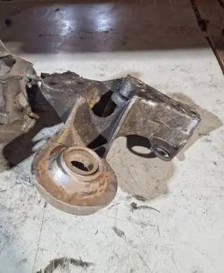 Audi A4 S4 B7 8E 8H Engine mounting bracket 8E0199352