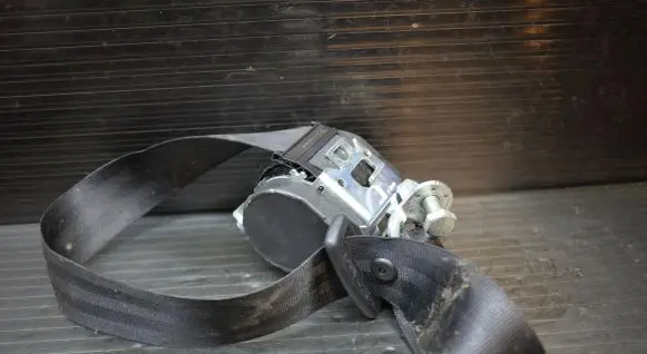 Rear seatbelt
