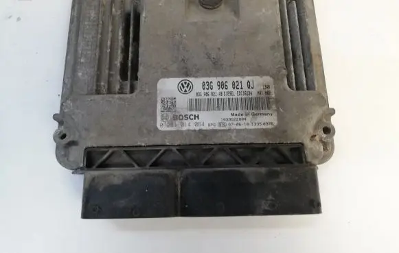 Volkswagen Golf V Engine control unit/module 03G906021QJ