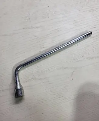 Mercedes-Benz S W221 Wheel nut wrench A2215810001