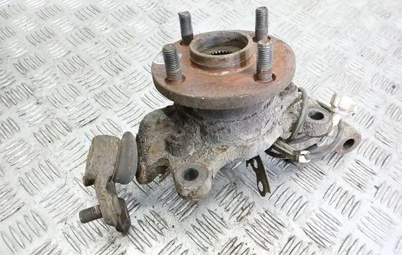 Toyota Corolla Verso E121 Front wheel hub spindle knuckle 