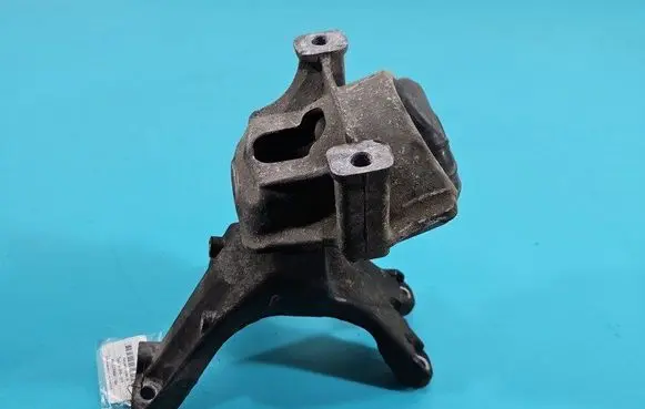 Engine mount vacuum valve