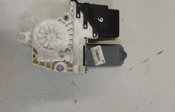 Volkswagen PASSAT B7 Front door window regulator motor 1K0959703P 984064340 981677114