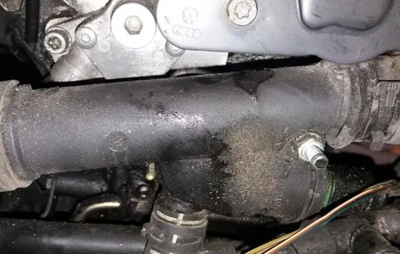 Engine coolant pipe/hose