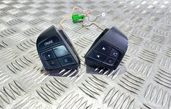 Volvo V50 Steering wheel buttons/switches 30710722 30710725