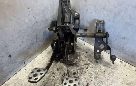 Mitsubishi Outlander Brake pedal