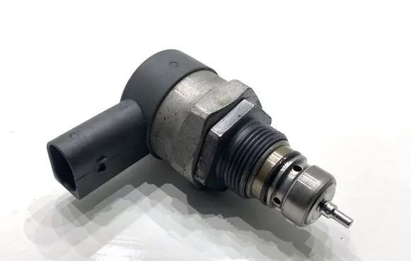 Volkswagen Golf VII Fuel pressure regulator 057130764AB