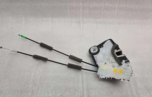 Toyota Yaris Cross Front door lock M7311530M6