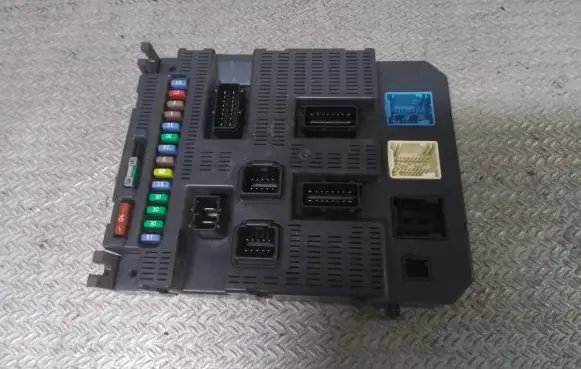 Citroen C4 I Fuse module 9663798480