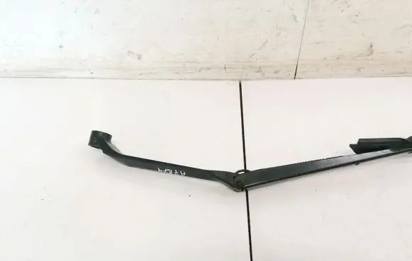Toyota RAV 4 (XA20) Front wiper blade arm