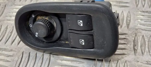 Renault Kangoo II Electric window control switch 8200637849