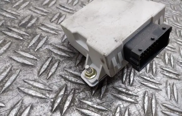 Toyota Avensis T250 Window wiper relay 
