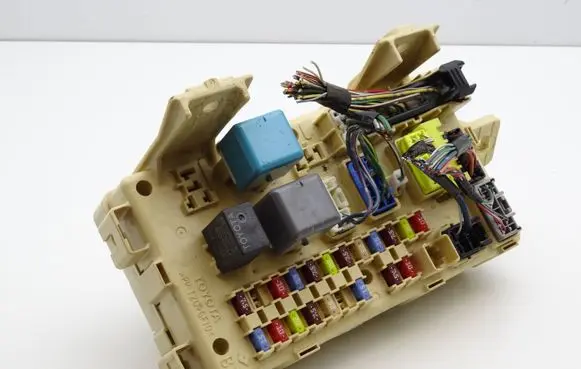 Toyota Avensis T250 Fuse module 82641CA010F