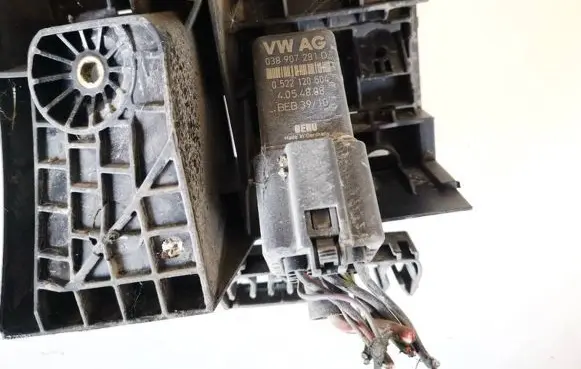 Volkswagen Tiguan Glow plug pre-heat relay 038907281d 0522120504