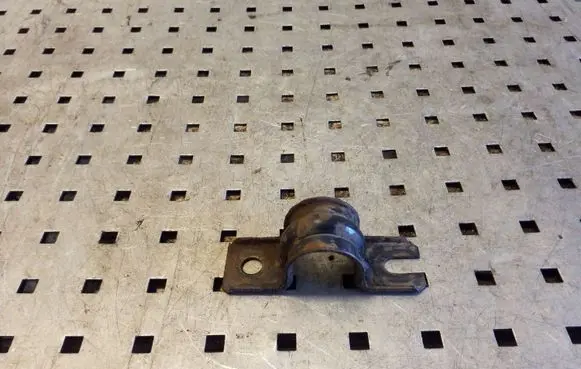 Nissan X-Trail T30 Sway bar bush bracket, rear 