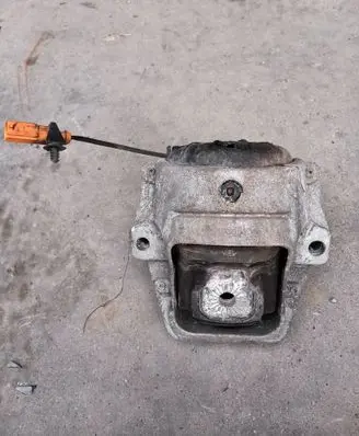 Engine mount bracket