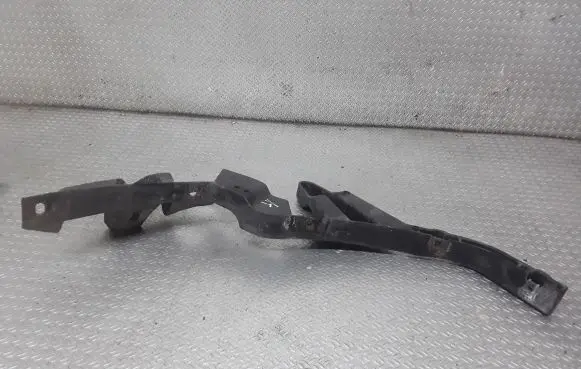Front bumper mounting bracket