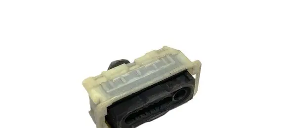 Radiator mount bracket