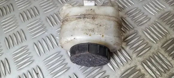 Nissan Primera Brake fluid reservoir 