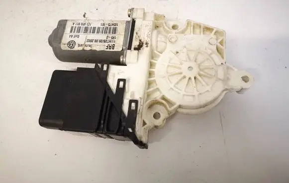 Volkswagen Golf IV Rear door window regulator motor 1C0959811A