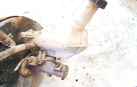 Nissan Note (E11) Master brake cylinder