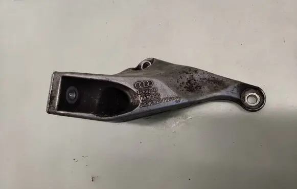 Audi A4 S4 B7 8E 8H Engine mounting bracket 8E0199307S