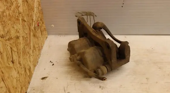 Mitsubishi Pajero Front brake caliper