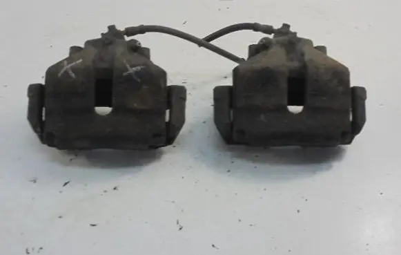 Volkswagen PASSAT B6 Front brake caliper 