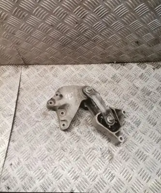 Mercedes-Benz CLA C117 X117 W117 Engine mounting bracket a2462400809