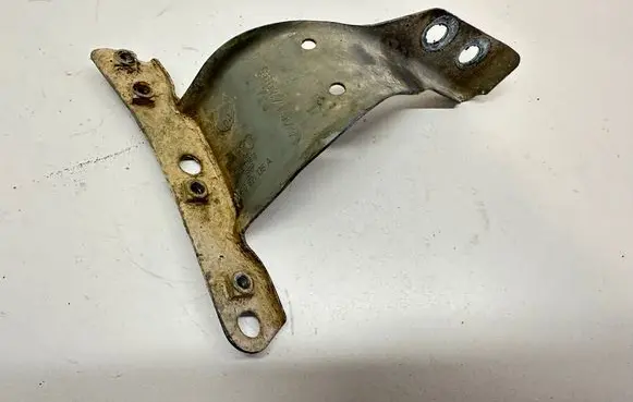 Audi A4 S4 B7 8E 8H Fender mounting bracket 8E0821136A