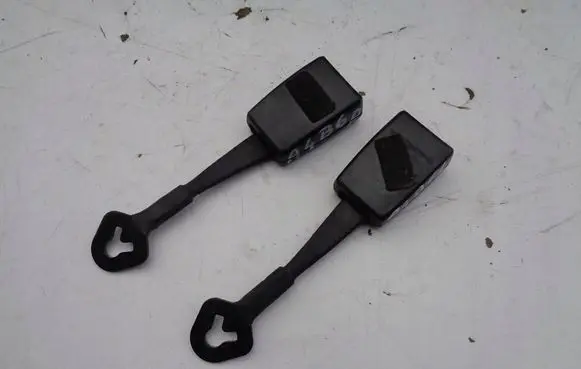 Front seatbelt buckle