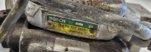 Audi 80 90 B3 Fuel distributor 0438101005