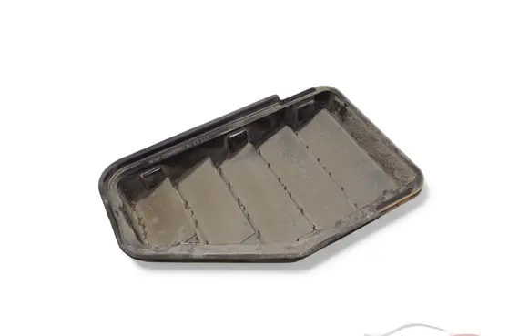 Quarter panel pressure vent