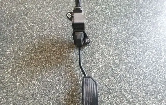 Toyota Avensis T270 Accelerator throttle pedal 7811005021