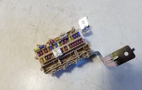 Nissan Navara D23 Fuse module C305448F27