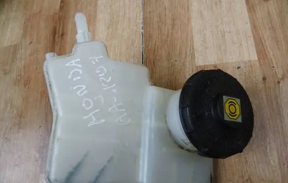 Honda CR-V Brake fluid reservoir 46660TLAA12