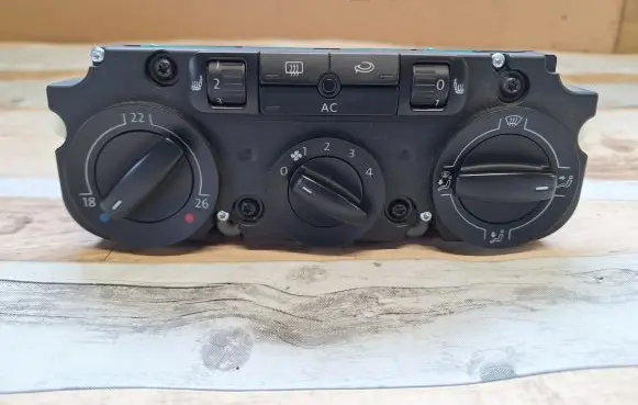 Volkswagen Touran I Climate control unit
