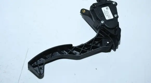 Renault Twingo III Accelerator throttle pedal 180023357R A4532900800